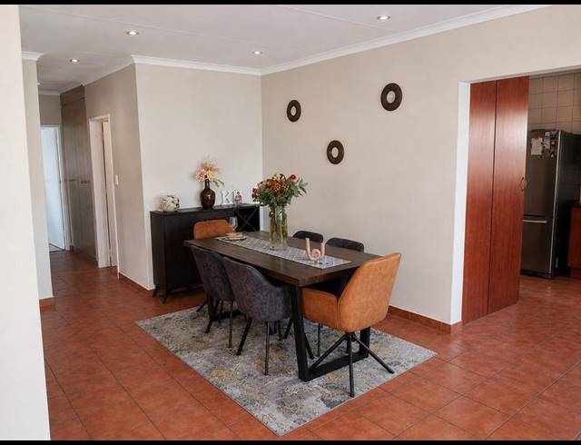 4 BEDROOM HOUSE FOR SALE IN THATCHFIELD
